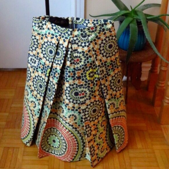 Lucian Matis runway skirt, stiffed material in perfect condition, rigid fabric. - Picture 4 of 7